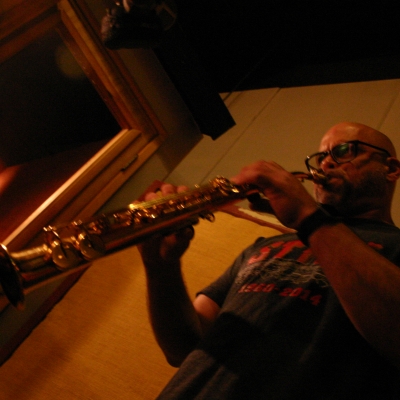 Dave Ellis playing the saxophone.